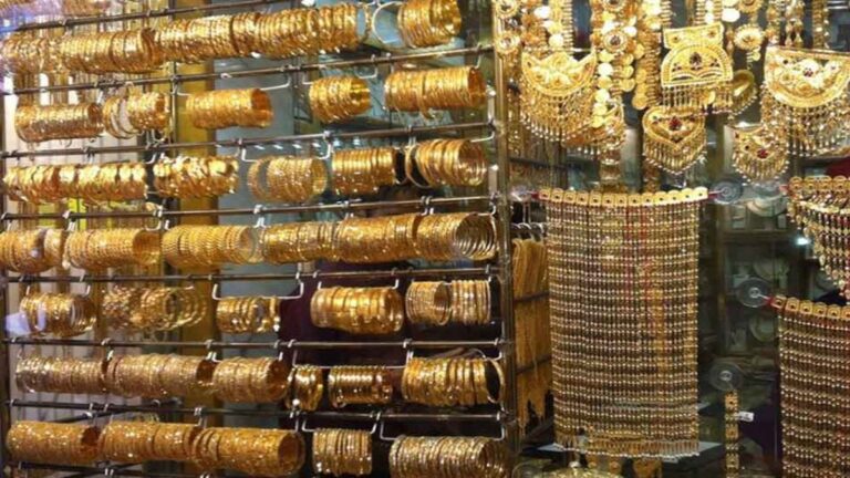 الذهب يسجل أعلى مستوى له في شهر مع انخفاض أسعار النفط وضعف الدولار